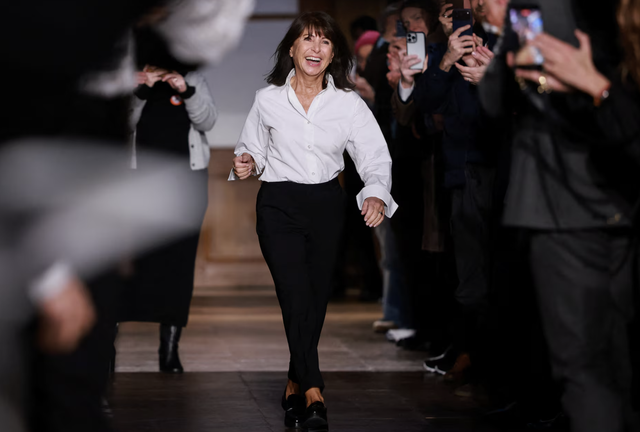 Hermes designer bows out after 37 years with final menswear show in Paris  - Ảnh 1.