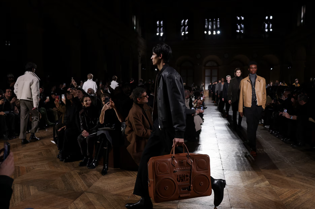 Hermes designer bows out after 37 years with final menswear show in Paris  - Ảnh 2.