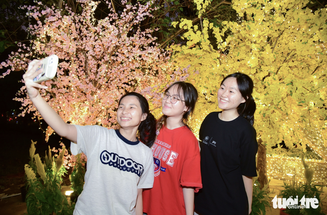 Long-abandoned land in downtown Ho Chi Minh City transformed into flower-filled park
- Ảnh 1.