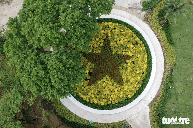 Long-abandoned land in downtown Ho Chi Minh City transformed into flower-filled park
- Ảnh 4.