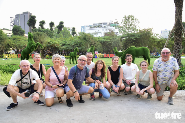 Long-abandoned land in downtown Ho Chi Minh City transformed into flower-filled park
- Ảnh 10.