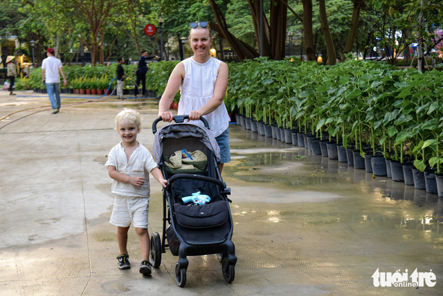 Long-abandoned land in downtown Ho Chi Minh City transformed into flower-filled park
- Ảnh 2.