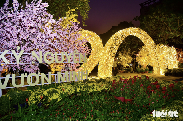 Long-abandoned land in downtown Ho Chi Minh City transformed into flower-filled park
- Ảnh 11.