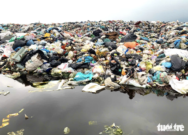 Overflowing landfill forces suspension of waste intake in Vietnam province
- Ảnh 1.