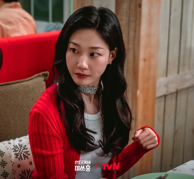 Những vai diễn đậm chất 'nắng xuân' của nàng thư ký khó đoán trong Undercover Miss Hong- Ảnh 1. Những vai diễn đậm chất 'nắng xuân' của nàng thư ký khó đoán trong Undercover Miss Hong- Ảnh 1.