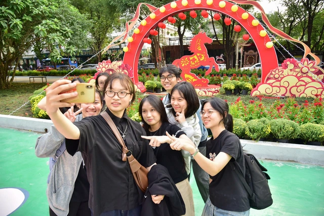 Temporary park in downtown Ho Chi Minh City handed over to serve Lunar New Year holiday- Ảnh 4. Temporary park in downtown Ho Chi Minh City handed over to serve Lunar New Year holiday- Ảnh 4.