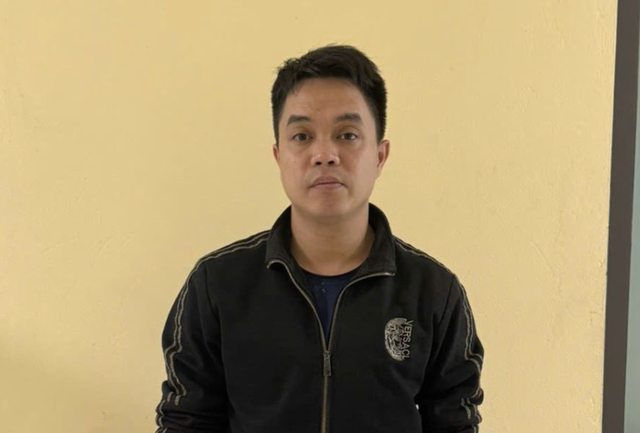 Director of Vietnamese firm charged with counterfeit chili, dipping sauce production
- Ảnh 2.