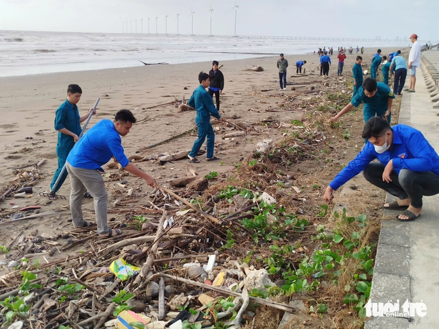 Vietnam’s Vinh Long Province cleans beach after media reports of pollution- Ảnh 3. Vietnam’s Vinh Long Province cleans beach after media reports of pollution- Ảnh 3.