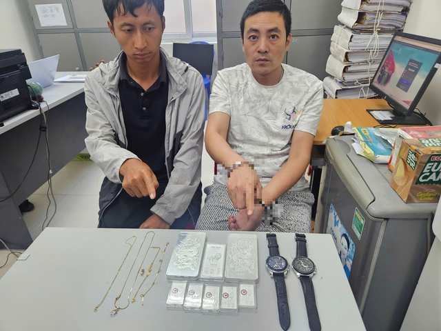 Police arrest 2 Chinese nationals over $11,400 safe theft in Da Nang- Ảnh 1. Police arrest 2 Chinese nationals over $11,400 safe theft in Da Nang- Ảnh 1.