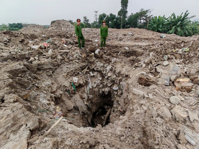 Hanoi police charge 4 over illegal dumping of thousands of tonnes of construction waste- Ảnh 4.