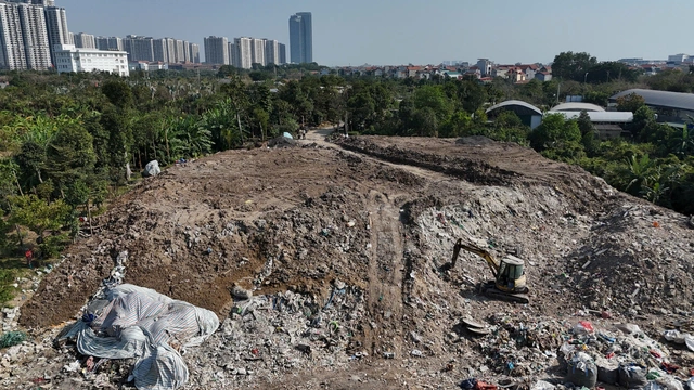 Hanoi police charge 4 over illegal dumping of thousands of tonnes of construction waste- Ảnh 1.