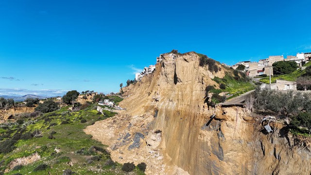 Landslide leaves Sicilian town teetering on cliff edge- Ảnh 2.