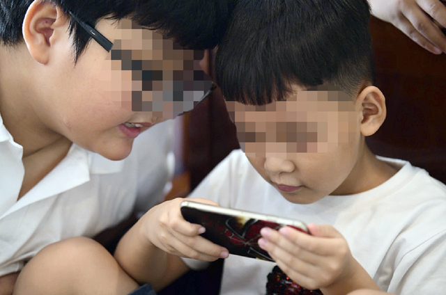 When Vietnamese children go online every day, are parents truly present?  - Ảnh 1.