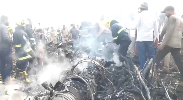 Deputy chief minister of India's Maharashtra state among five dead in air charter crash
- Ảnh 2.