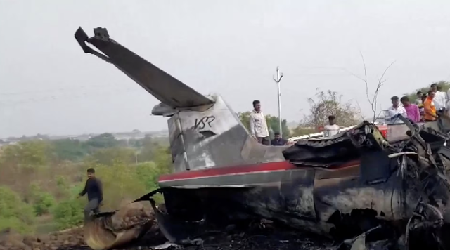 Deputy chief minister of India's Maharashtra state among five dead in air charter crash
- Ảnh 3.