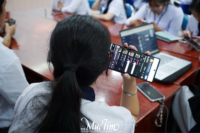 Học sinh Trường THPT Lê Thánh Tôn trải nghiệm dùng AI tìm hiểu tác phẩm văn học- Ảnh 3.