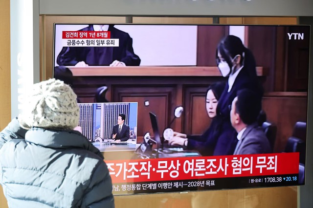 South Korea court sentences former first lady to jail term for bribery- Ảnh 1.
