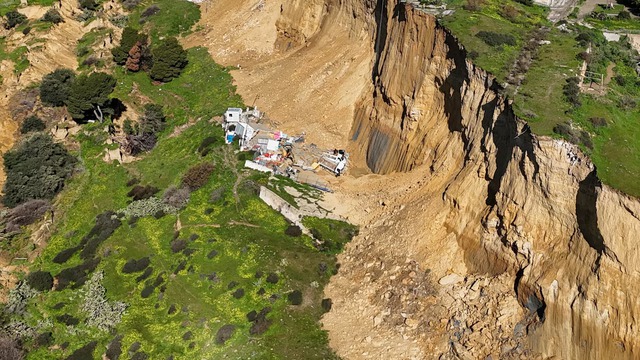 Landslide leaves Sicilian town teetering on cliff edge- Ảnh 3.