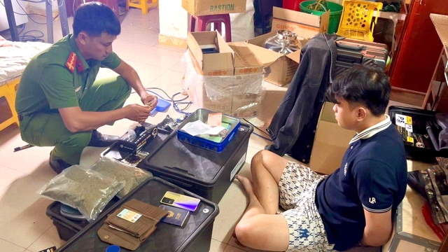 Police bust largest indoor cannabis growing operation in Da Nang - Ảnh 1.