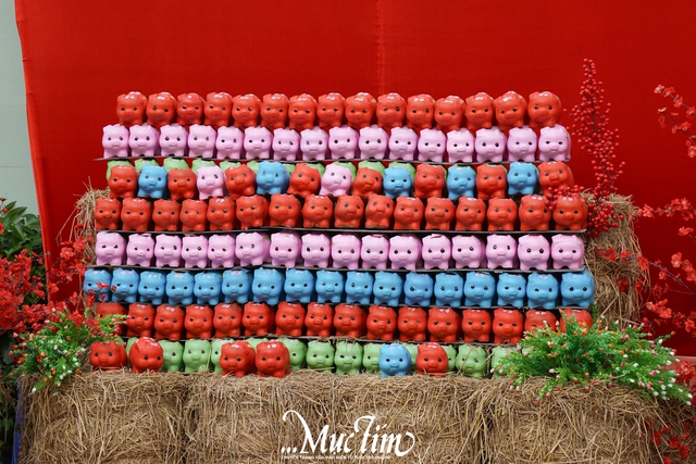 Check-in con đường mai vàng, bức tường heo đất tại lễ hội Tết Việt phường Thủ Đức- Ảnh 3. Check-in con đường mai vàng, bức tường heo đất tại lễ hội Tết Việt phường Thủ Đức- Ảnh 3.