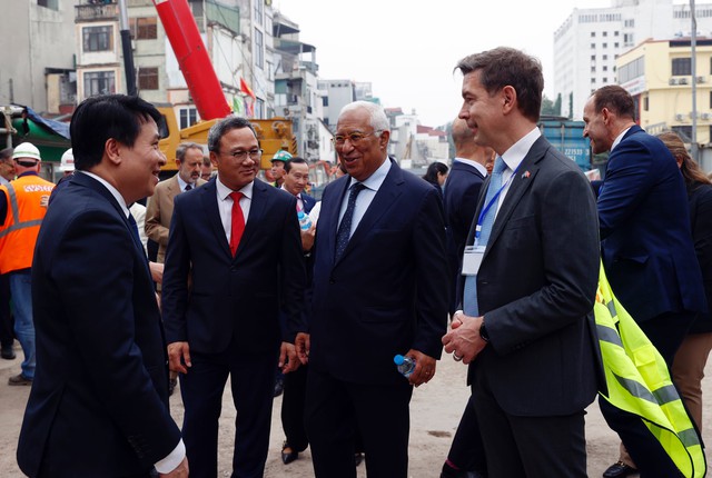 European Council president visits Hanoi metro line project - Ảnh 1.