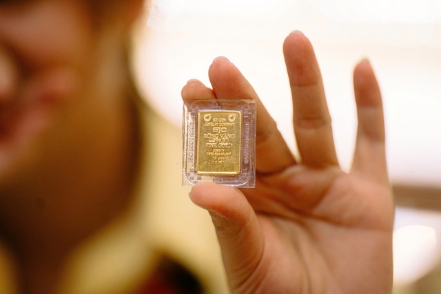 Vietnam gold prices hit record $7,300 per tael as global bullion tops $5,600 - Ảnh 1.