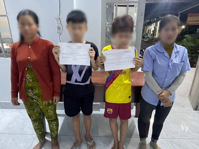 2 juveniles detained for throwing rocks at train in Ho Chi Minh City, shattering windows - Ảnh 2. 2 juveniles detained for throwing rocks at train in Ho Chi Minh City, shattering windows - Ảnh 2.