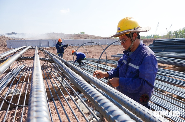 Workers skip New Year break to speed up APEC 2027 projects in Vietnam- Ảnh 1.