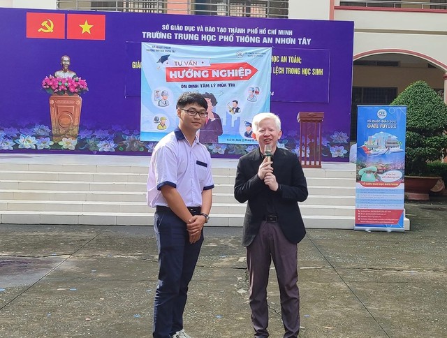 Hành trình vượt định kiến của thầy giáo mắc chứng bạch tạng- Ảnh 1.