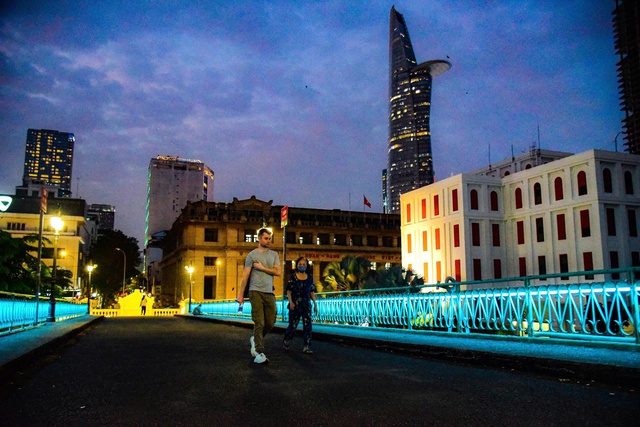 Graffiti damages newly lit Mong Bridge in Ho Chi Minh City - Ảnh 2.