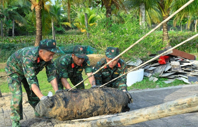 Vietnam’s Ca Mau hands over 1.5 tonnes of war-era bombs - Ảnh 1.
