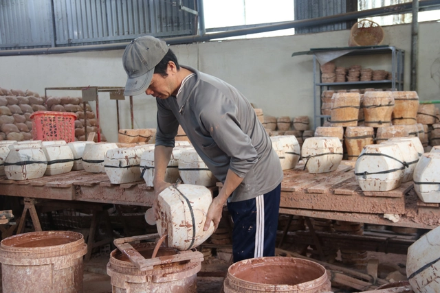 Rộn ràng mùa tạo hình linh vật ngựa gốm ở Đất Thủ- Ảnh 1. Rộn ràng mùa tạo hình linh vật ngựa gốm ở Đất Thủ- Ảnh 1.