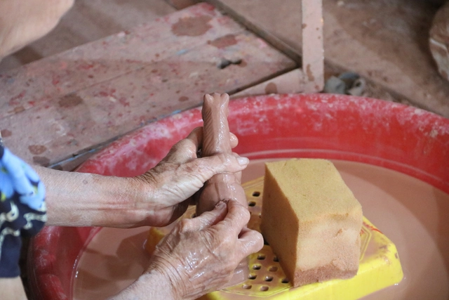 Rộn ràng mùa tạo hình linh vật ngựa gốm ở Đất Thủ- Ảnh 2. Rộn ràng mùa tạo hình linh vật ngựa gốm ở Đất Thủ- Ảnh 2.