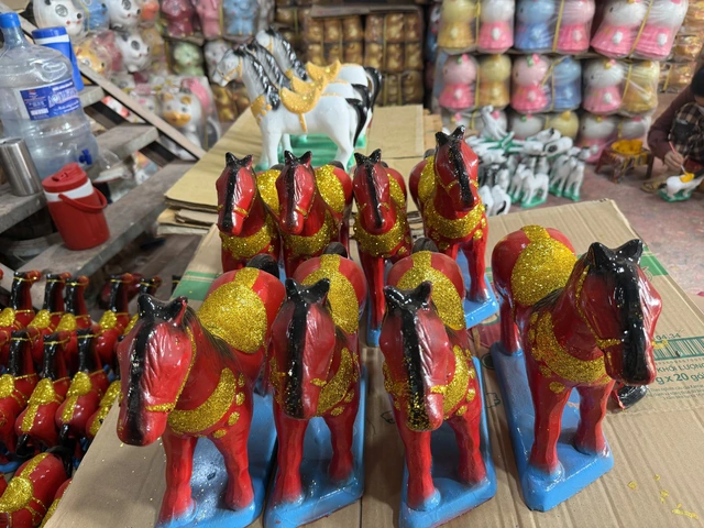 Rộn ràng mùa tạo hình linh vật ngựa gốm ở Đất Thủ- Ảnh 9. Rộn ràng mùa tạo hình linh vật ngựa gốm ở Đất Thủ- Ảnh 9.