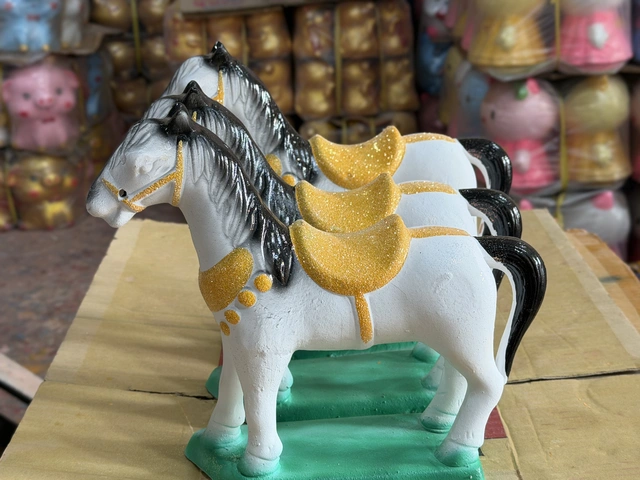 Rộn ràng mùa tạo hình linh vật ngựa gốm ở Đất Thủ- Ảnh 8. Rộn ràng mùa tạo hình linh vật ngựa gốm ở Đất Thủ- Ảnh 8.