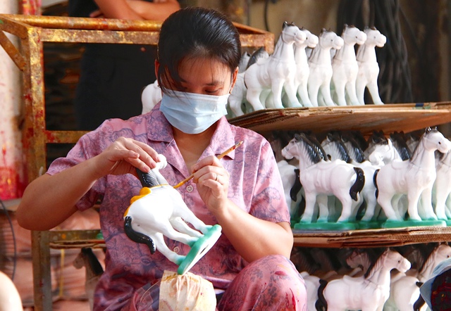 Rộn ràng mùa tạo hình linh vật ngựa gốm ở Đất Thủ- Ảnh 6. Rộn ràng mùa tạo hình linh vật ngựa gốm ở Đất Thủ- Ảnh 6.
