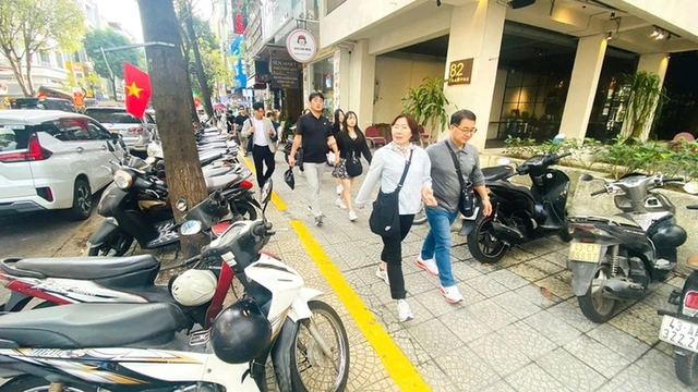 Vietnam’s biggest cities push to reclaim sidewalks, drawing praise, nostalgia, and skepticism- Ảnh 1.