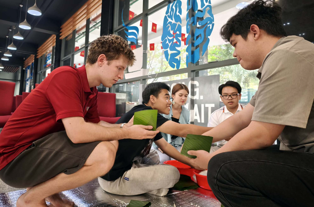 French students in Vietnam experience wrapping ‘banh chung’  - Ảnh 1.