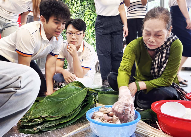 French students in Vietnam experience wrapping ‘banh chung’  - Ảnh 2.