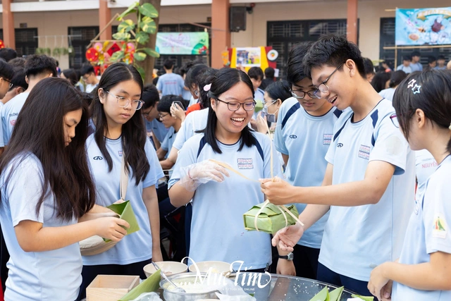 ‘Đầu bếp học trò’ Trường THPT Nguyễn Hữu Huân rộn rã làm món ăn truyền thống đón Tết - Ảnh 1.