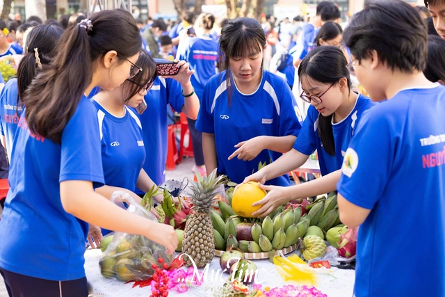 ‘Đầu bếp học trò’ Trường THPT Nguyễn Hữu Huân rộn rã làm món ăn truyền thống đón Tết - Ảnh 7.