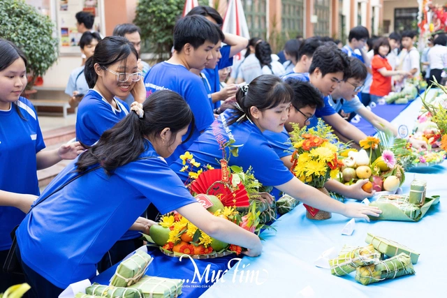‘Đầu bếp học trò’ Trường THPT Nguyễn Hữu Huân rộn rã làm món ăn truyền thống đón Tết - Ảnh 13.
