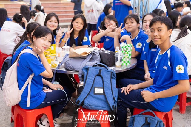 ‘Đầu bếp học trò’ Trường THPT Nguyễn Hữu Huân rộn rã làm món ăn truyền thống đón Tết - Ảnh 2.