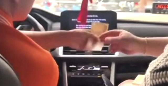 Vietnamese taxi driver accused of tricking South Korean tourist with banknote swap
- Ảnh 1.