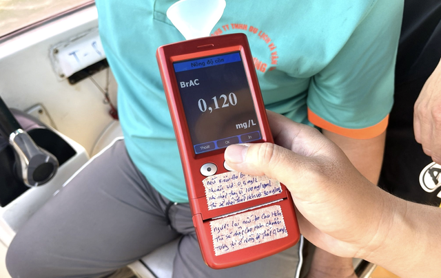 Vietnam fines boat captain for alcohol violation while carrying S.Korean tourists in Nha Trang Bay
- Ảnh 1.