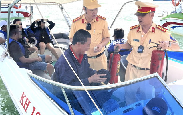 Vietnam fines boat captain for alcohol violation while carrying S.Korean tourists in Nha Trang Bay
- Ảnh 2.