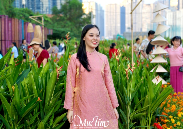 Đông đảo bạn trẻ ghé vườn hoa ga Ba Son chụp ảnh Tết- Ảnh 1.