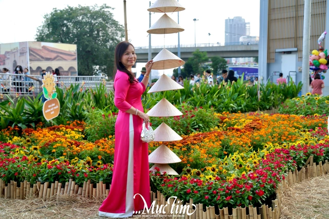 Đông đảo bạn trẻ ghé vườn hoa ga Ba Son chụp ảnh Tết- Ảnh 2.