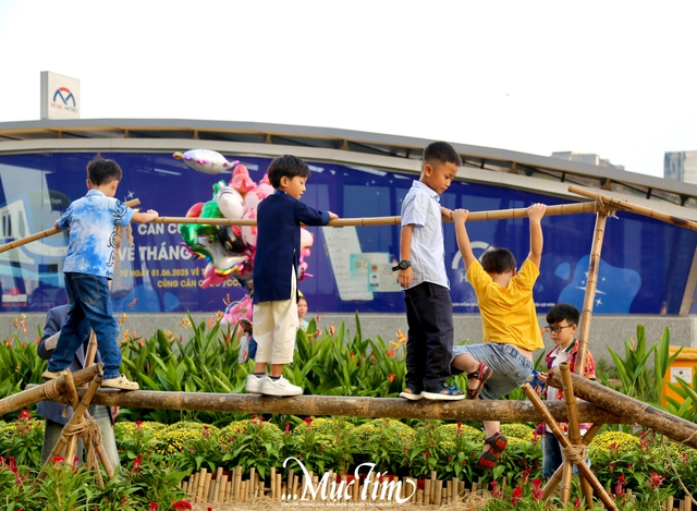 Đông đảo bạn trẻ ghé vườn hoa ga Ba Son chụp ảnh Tết- Ảnh 3.