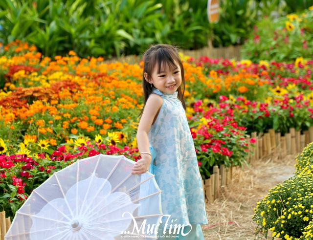 Đông đảo bạn trẻ ghé vườn hoa ga Ba Son chụp ảnh Tết- Ảnh 4.